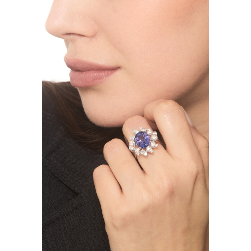Bague en or blanc 18k avec une tanzanite ovale et des diamants Bague en or blanc 18k avec une tanzanite ovale et des diamants