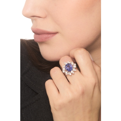 Bague en or blanc 18k avec une tanzanite ovale et des diamants