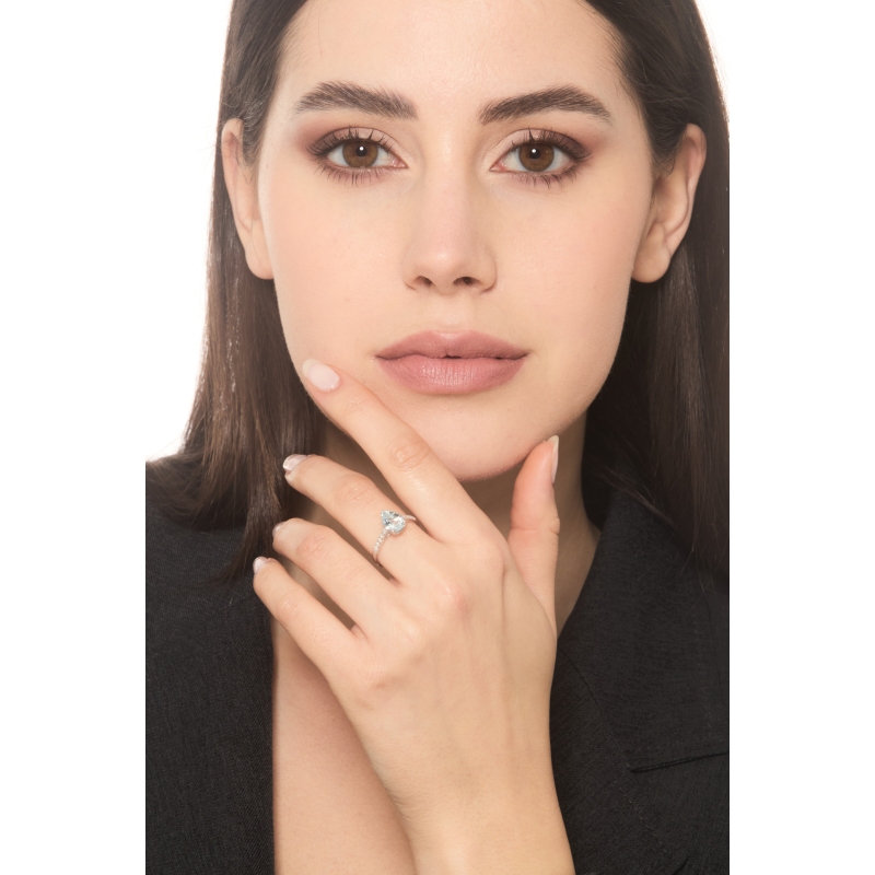 Bague en or blanc 18k avec aigue-marine en forme de goutte et diamants latéraux Bague en or blanc 18k avec aigue-marine en forme de goutte et diamants latéraux