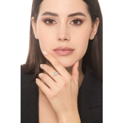 Bague en or blanc 18k avec aigue-marine en forme de goutte et diamants latéraux