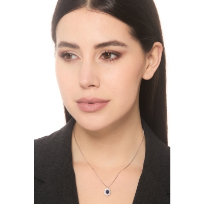 Collier en or blanc 18k avec un saphir bleu halo diamants