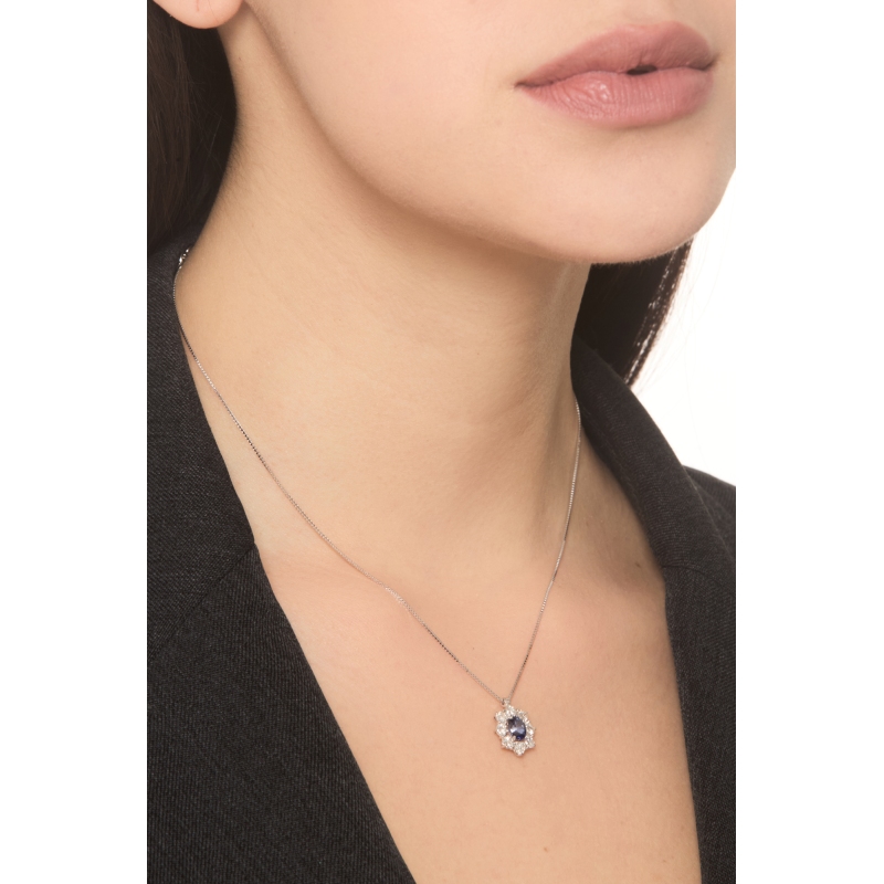 Collier en or blanc 18k avec un saphir bleu halo diamants
