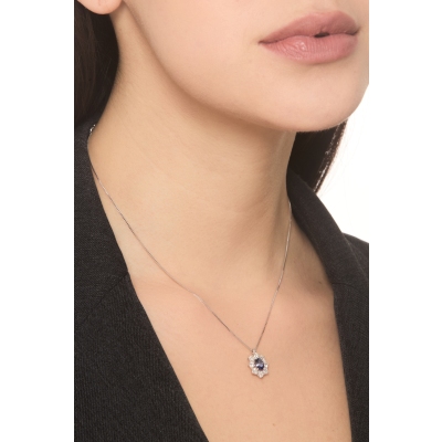 Collier en or blanc 18k avec un saphir bleu halo diamants