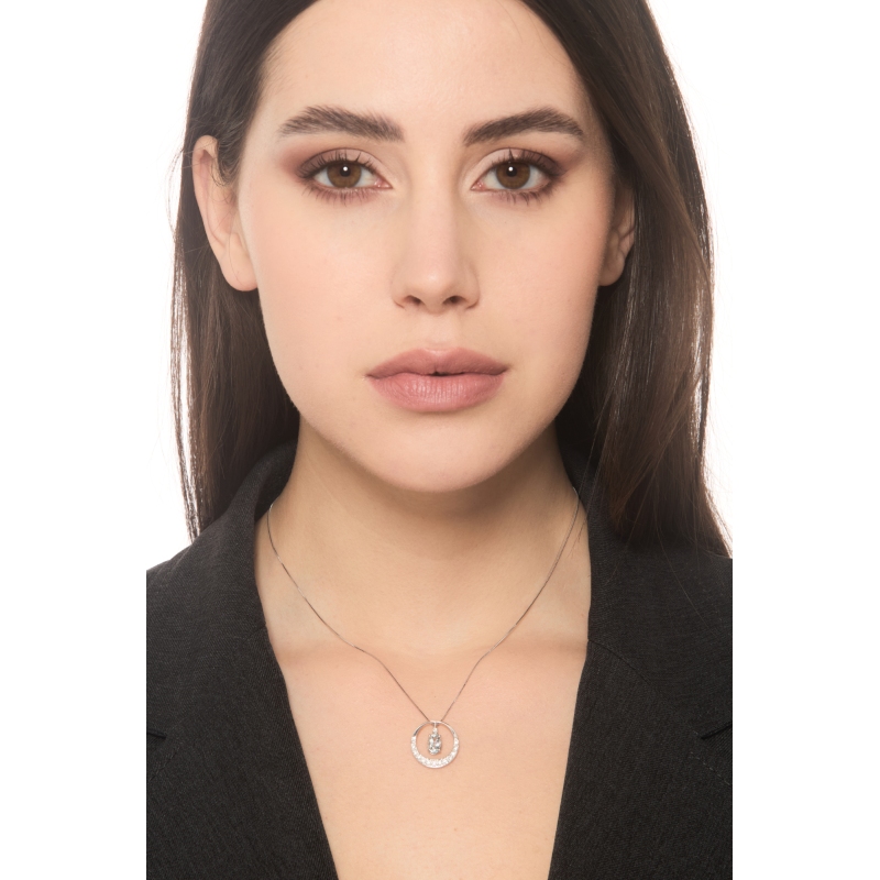 Collier en or blanc 18k avec pendentif aigue-marine ovale et diamants Collier en or blanc 18k avec pendentif aigue-marine ovale et diamants