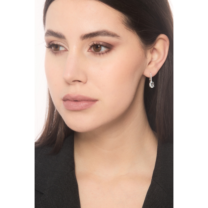 Boucles d'oreilles créoles en or blanc 18k avec une aquamarine ovale 