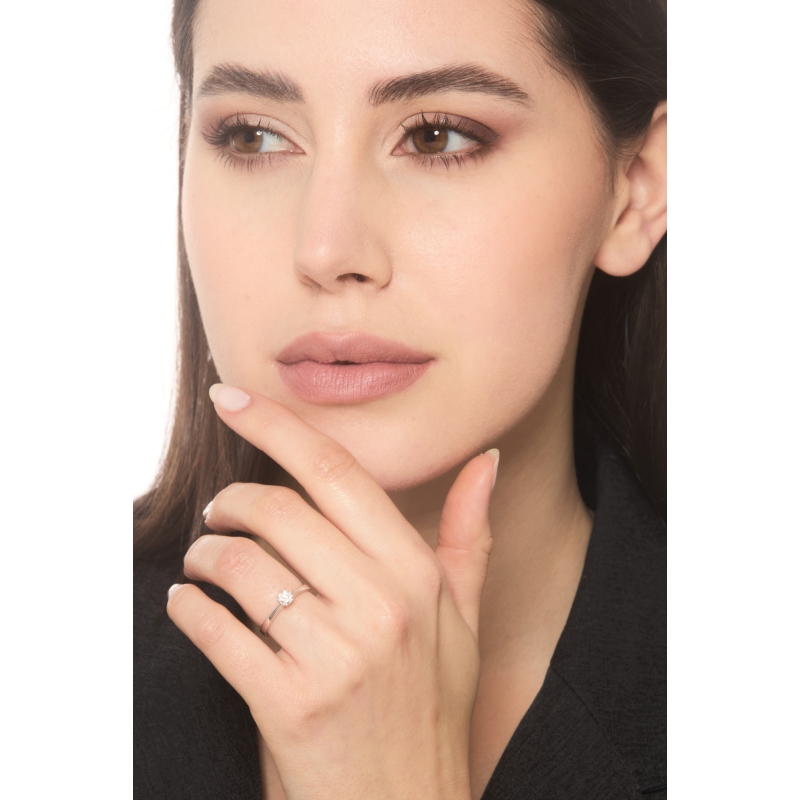 Bague solitaire en or blanc 18k avec huit griffes et diamant CT 0,30  Bague solitaire en or blanc 18k avec huit griffes et diamant CT 0,30