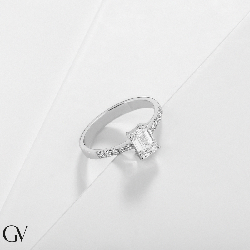 Bague solitaire émeraude en or 18k diamant naturel certifié GIA Bague solitaire émeraude en or 18k diamant naturel certifié GIA