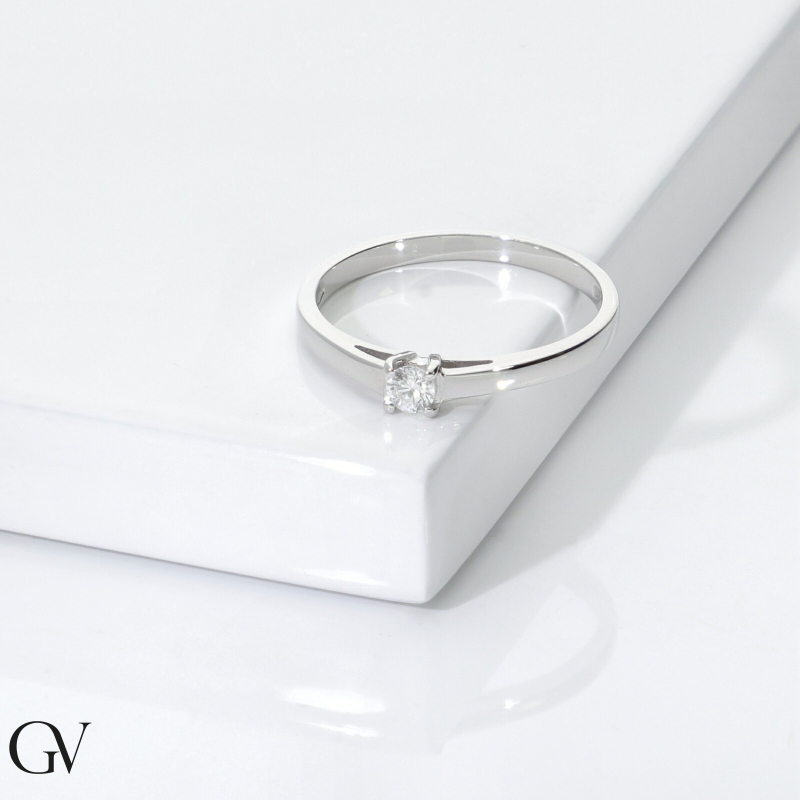 Bague solitaire en or blanc 18k avec diamant 0,10 ct