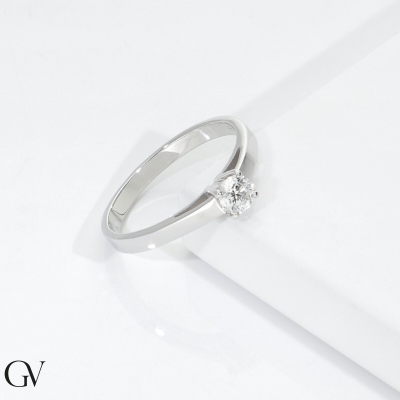 Bague solitaire quatre griffes en or blanc 18k avec diamant CT 0,30 