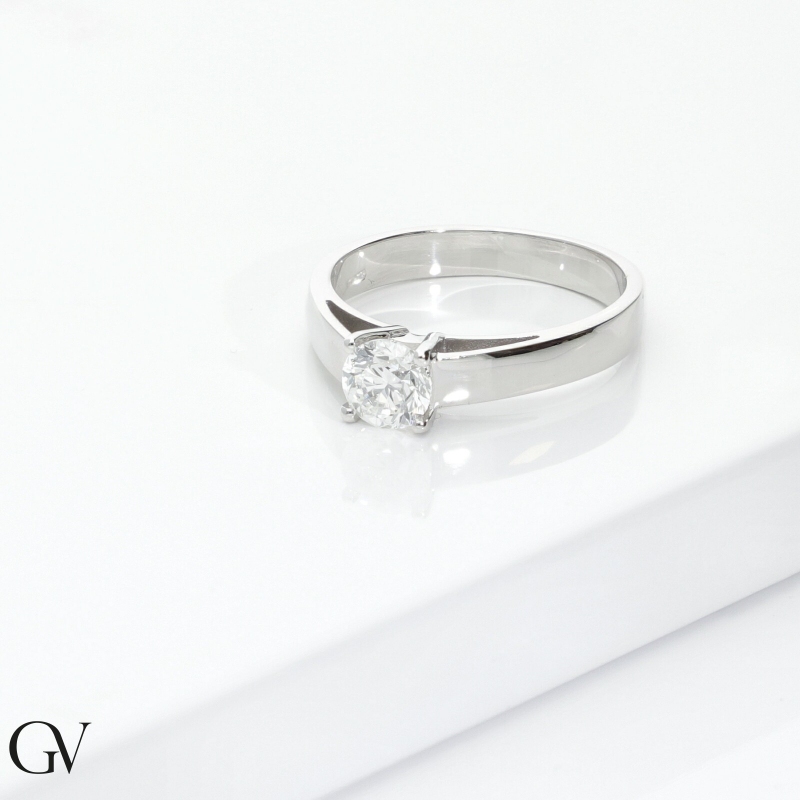Bague solitaire en or blanc 18k, quatre griffes avec diamant CT 0,70