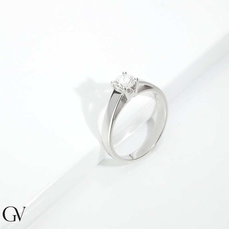 Bague solitaire en or blanc 18k avec diamant 0,50 ct
