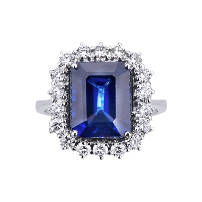 Bague en or blanc 18k avec saphir bleu entouré de diamants