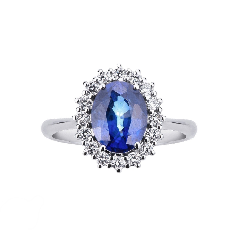 Bague halo en or blanc 18 carats avec des diamants et un saphir bleu ovale d'environ 9x7 mm Bague halo en or blanc 18 carats avec des diamants et un saphir bleu ovale d'environ 9x7 mm
