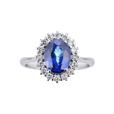 Bague halo en or blanc 18 carats avec des diamants et un saphir bleu ovale d'environ 9x7 mm