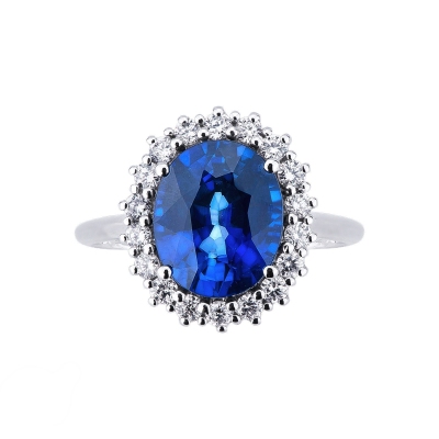 Bague en or blanc 18k avec saphir ovale et diamants