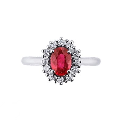 Bague rubis ovale et halo de diamants en or 18k 
