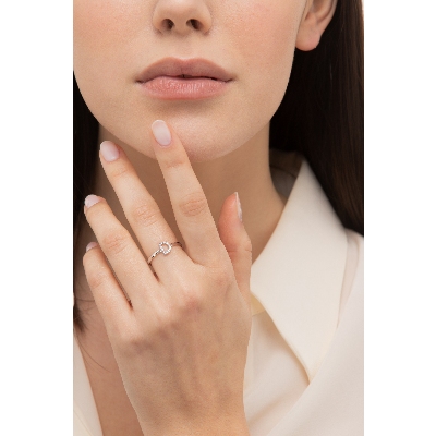 Bague avec lettre   D  en or blanc et diamants