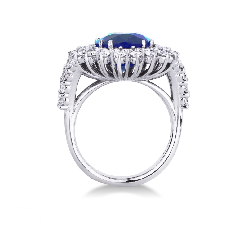 Bague entourage classique en or blanc 18k avec saphir bleu et diamants Bague entourage classique en or blanc 18k avec saphir bleu et diamants