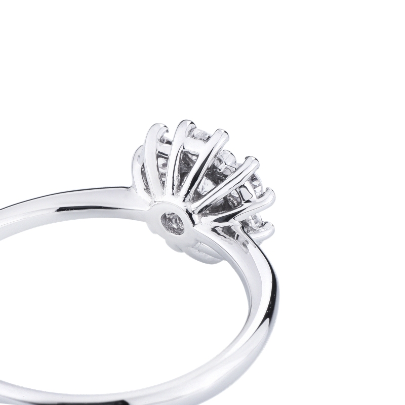 Bague en or blanc 18k avec diamants en forme de fleur