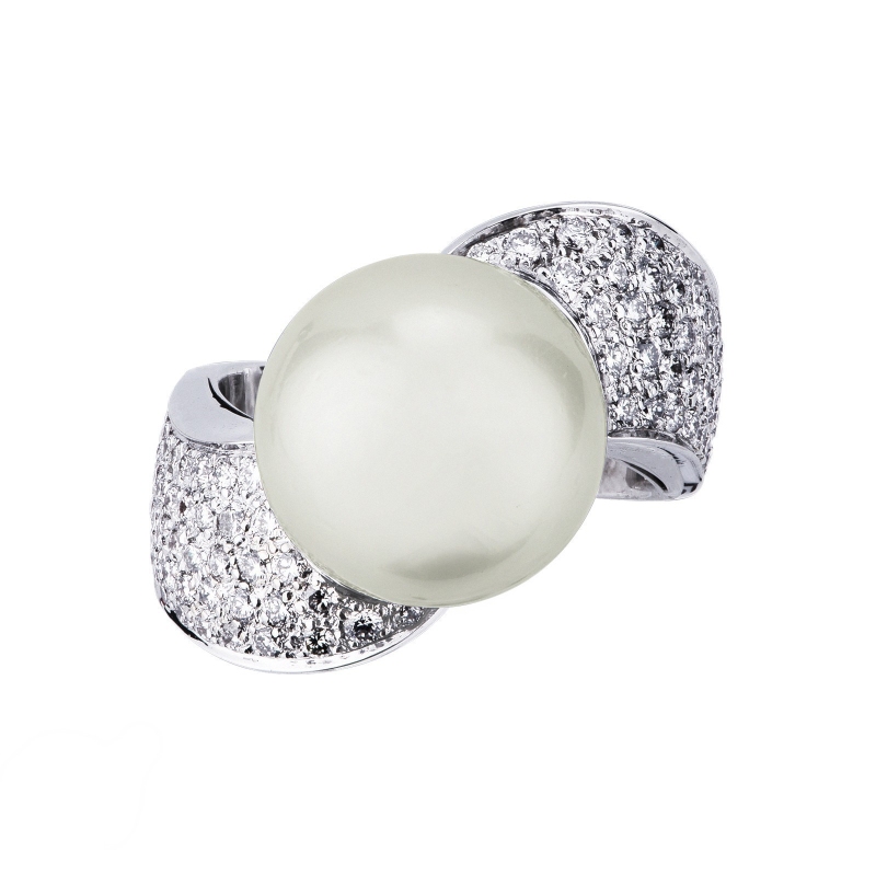 Bague en or blanc 18 ct avec perle et pavage de diamants Bague en or blanc 18 ct avec perle et pavage de diamants