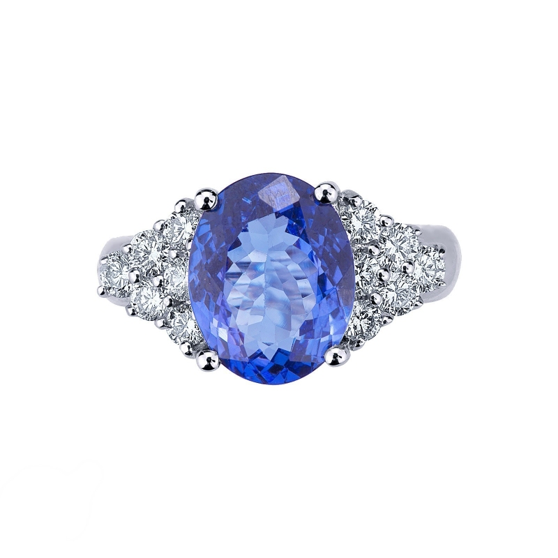 Bague en or blanc 18k avec tanzanite taille ovale et diamants. Bague en or blanc 18k avec tanzanite taille ovale et diamants.