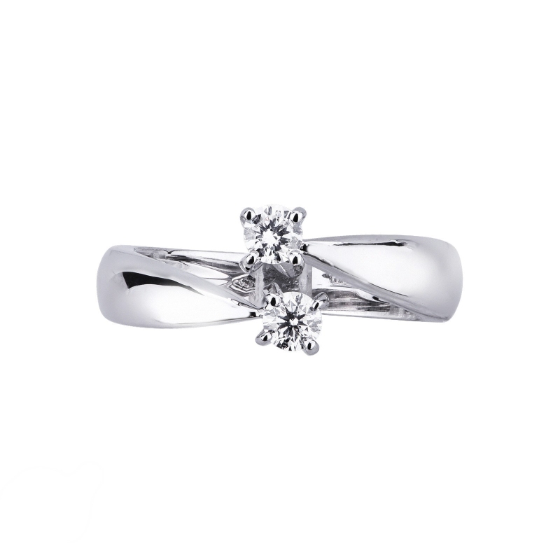 Bague contrarié en or blanc 18k est orné de deux diamant Bague contrarié en or blanc 18k est orné de deux diamant