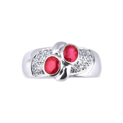 Bague bande en or blanc 18k avec rubis et diamants