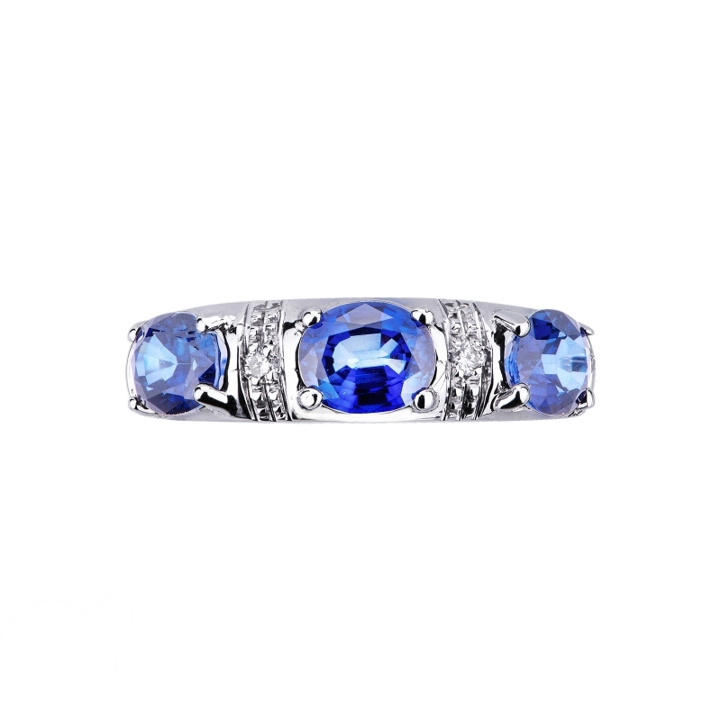 Bague en or blanc 18 carats avec saphirs bleus et diamants Bague en or blanc 18 carats avec saphirs bleus et diamants