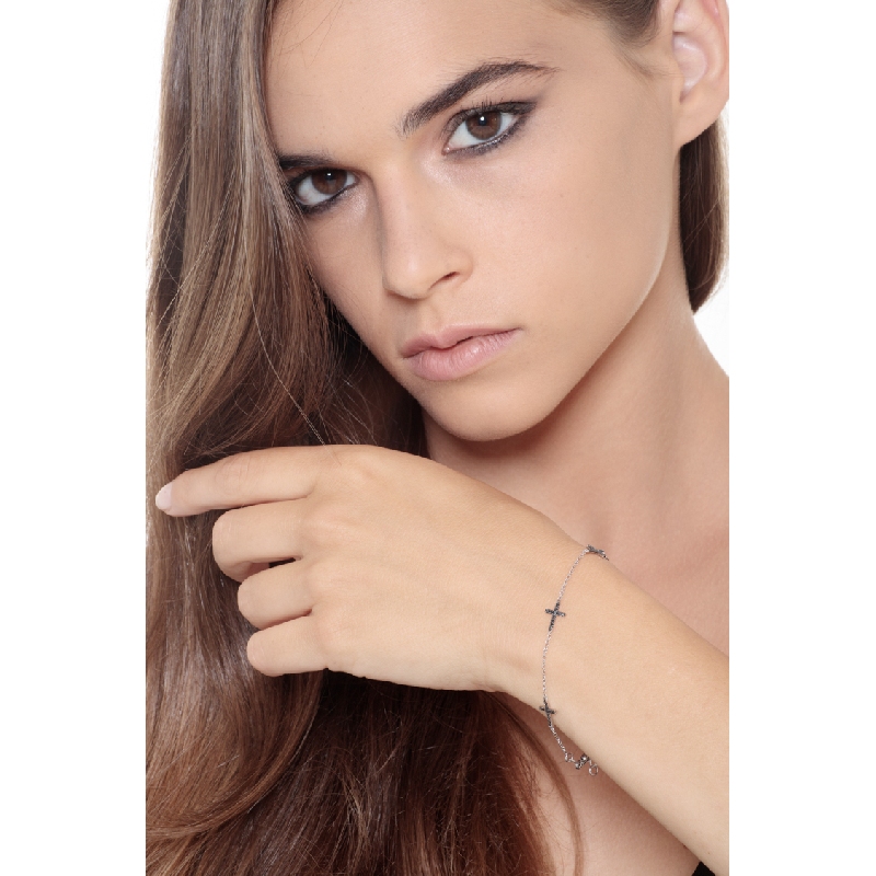 Bracelet en or blanc 18 carats avec des croix en diamants noirs Bracelet en or blanc 18 carats avec des croix en diamants noirs