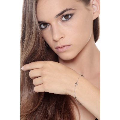 Bracelet en or blanc 18 carats avec des croix en diamants noirs