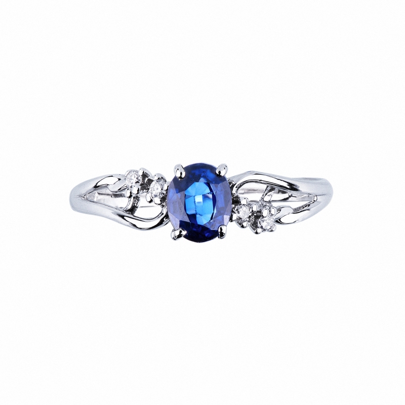 Bague bandeau en or blanc avec saphir bleu ovale et diamants Bague bandeau en or blanc avec saphir bleu ovale et diamants