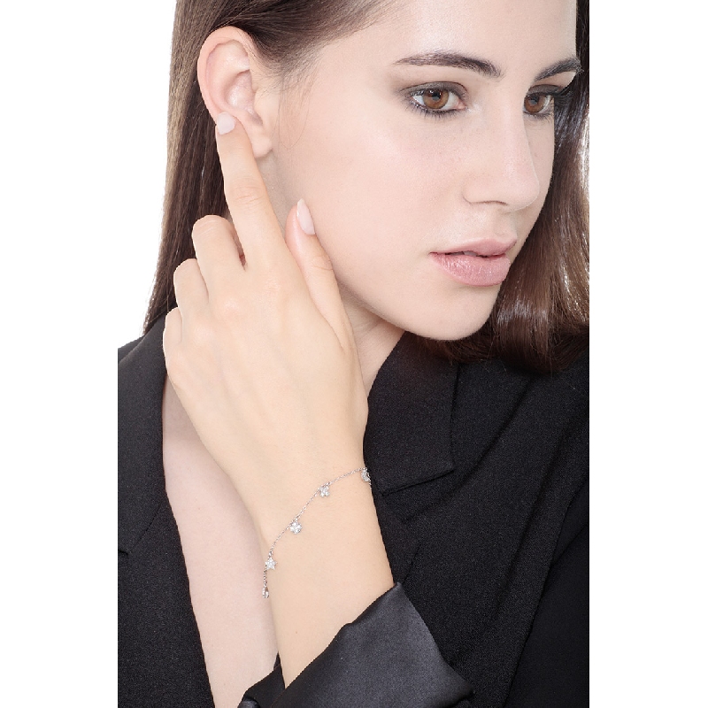 Bracelet en or blanc 18 carats avec des charms en diamants Bracelet en or blanc 18 carats avec des charms en diamants
