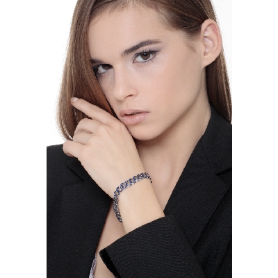 Bracelet gourmette en or blanc 18K avec saphirs bleus