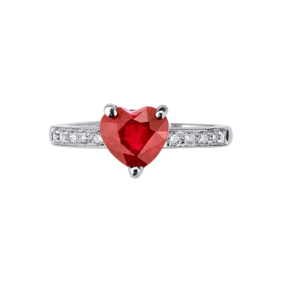 Bague rubis en forme de coeur pavée de diamants