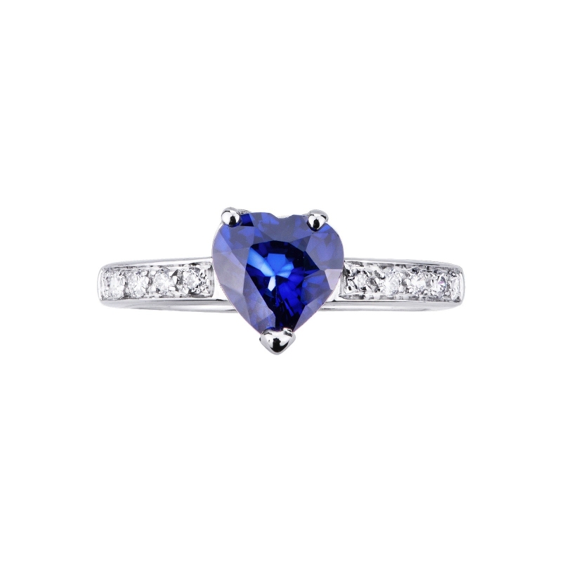 Bague en or blanc 18k avec saphir bleu en forme de cœur et diamants  Bague en or blanc 18k avec saphir bleu en forme de cœur et diamants