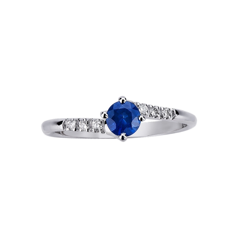 Bague en or blanc 18k avec un saphir bleu Bague en or blanc 18k avec un saphir bleu