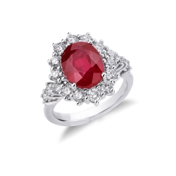 Bague avec rubis central en or blanc 18k entourée de diamants