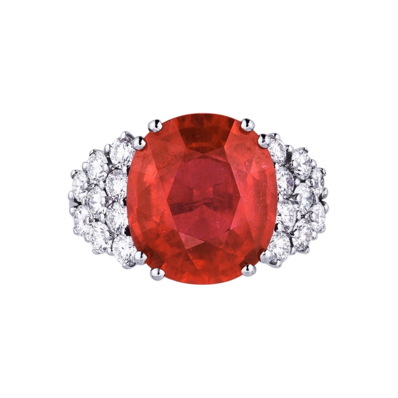 Bague en or blanc 18 carats avec un rubis au centre  Bague en or blanc 18 carats avec un rubis au centre