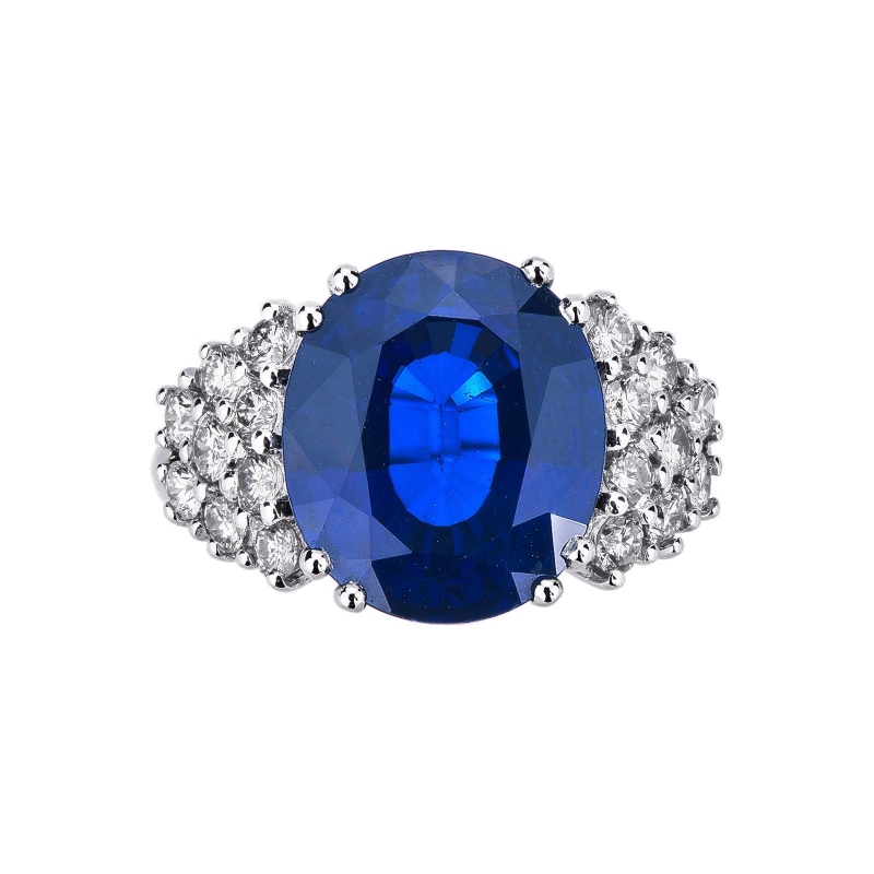Bague en or blanc 18k avec un grand saphir bleu central et diamants Bague en or blanc 18k avec un grand saphir bleu central et diamants