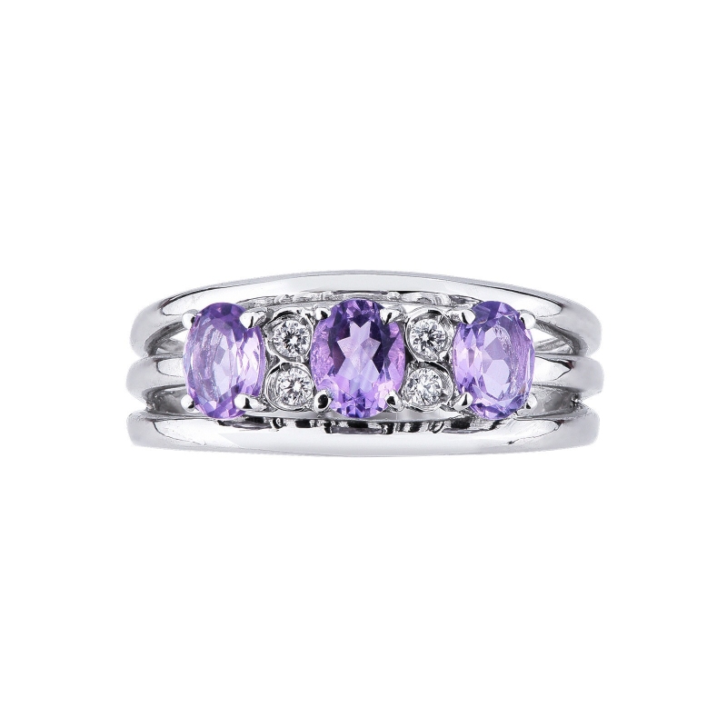 Bague en or blanc 18 carats avec 3 améthystes et diamants Bague en or blanc 18 carats avec 3 améthystes et diamants