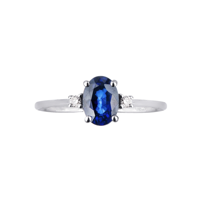 Bague en or blanc 18k avec saphir bleu ovale et diamants Bague en or blanc 18k avec saphir bleu ovale et diamants