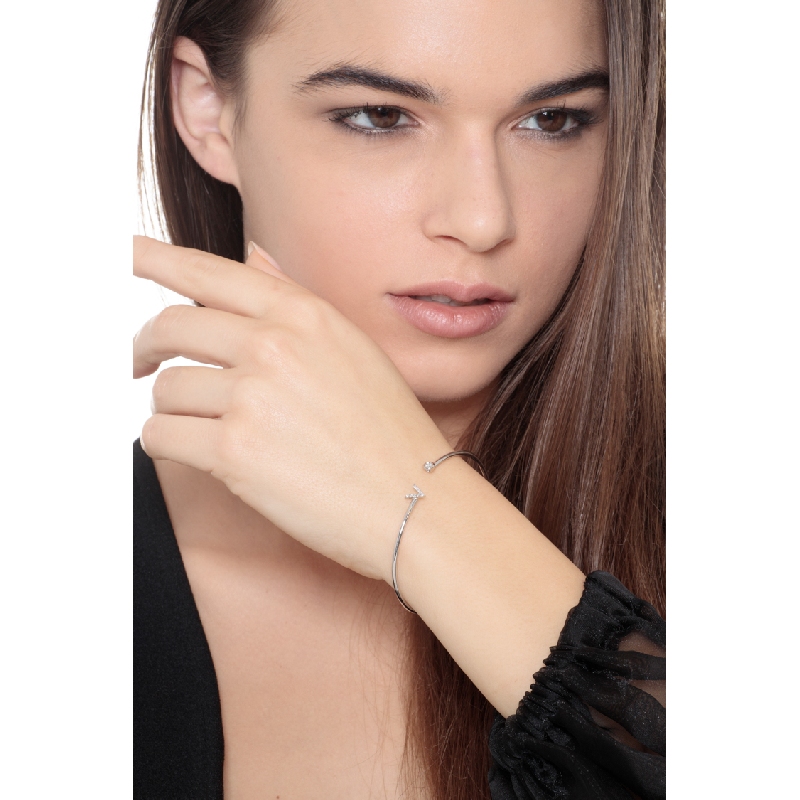 Bracelet rigide en or blanc 18k avec lettre V et diamants Bracelet rigide en or blanc 18k avec lettre V et diamants