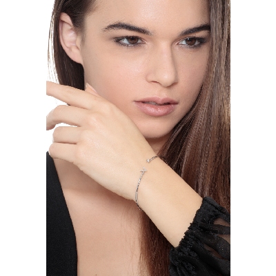 Bracelet rigide en or blanc 18k avec lettre V et diamants