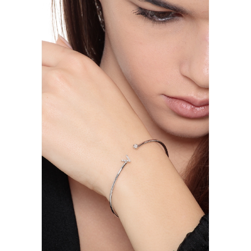 Bracelet rigide en or blanc 18k avec lettre V et diamants Bracelet rigide en or blanc 18k avec lettre V et diamants