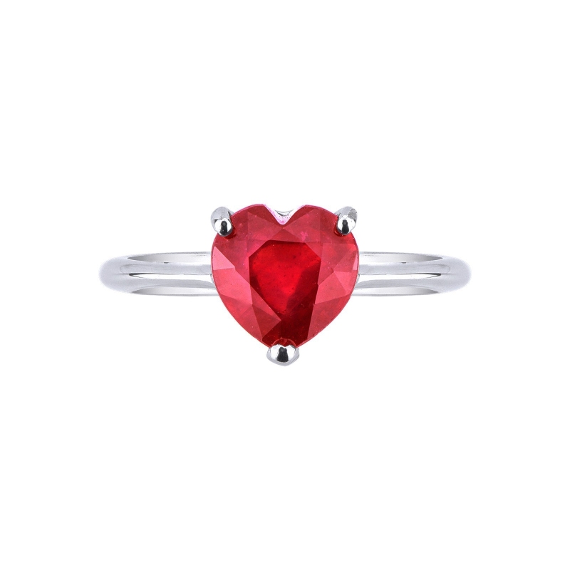 Bague romantique en or blanc 18k avec un rubis  Bague romantique en or blanc 18k avec un rubis