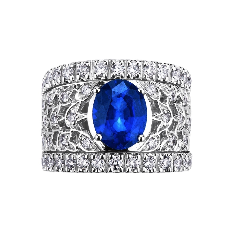 Bague bandeau en or blanc 18k avec saphir bleu et diamants Bague bandeau en or blanc 18k avec saphir bleu et diamants