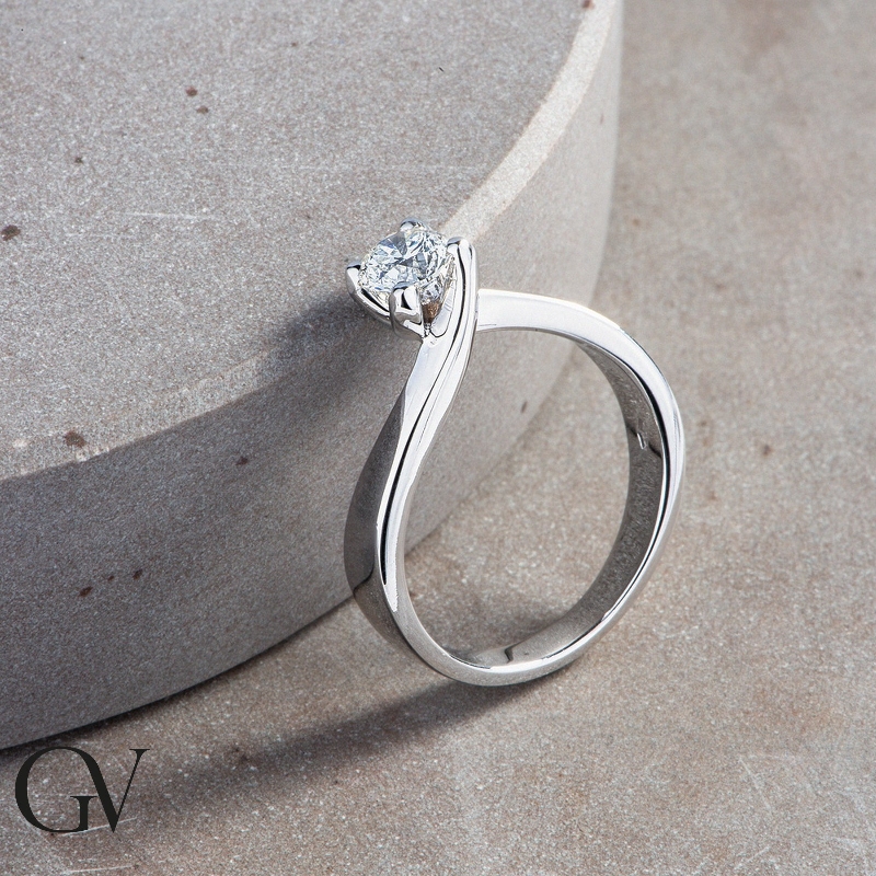 Bague solitaire avec un diamant de 0.50 ct en or blanc 18k Bague solitaire avec un diamant de 0.50 ct en or blanc 18k
