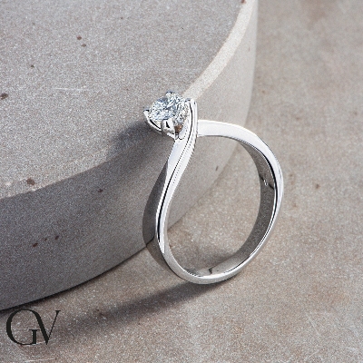 Bague solitaire avec un diamant de 0.50 ct en or blanc 18k