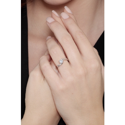 Bague solitaire avec un diamant de 0.50 ct en or blanc 18k