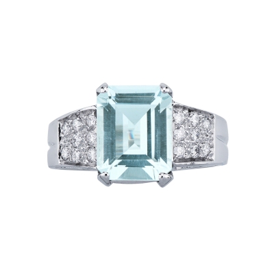 Bague sophistiquée en or blanc 18k avec une aquamarine centrale 